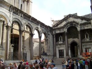 split_le_peristil_ split_le_peristil_